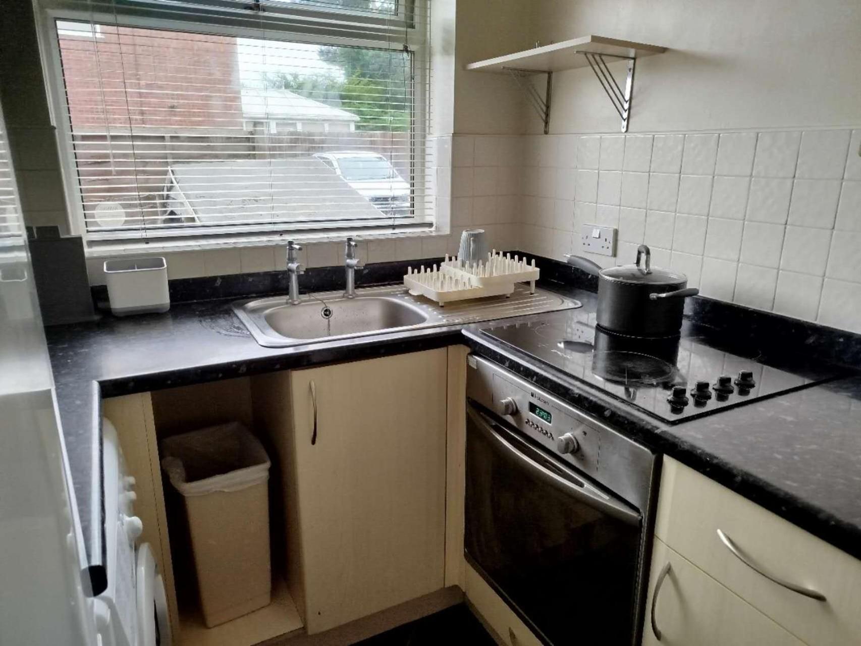 Cozy One Bedroom Holiday With Free Parking *