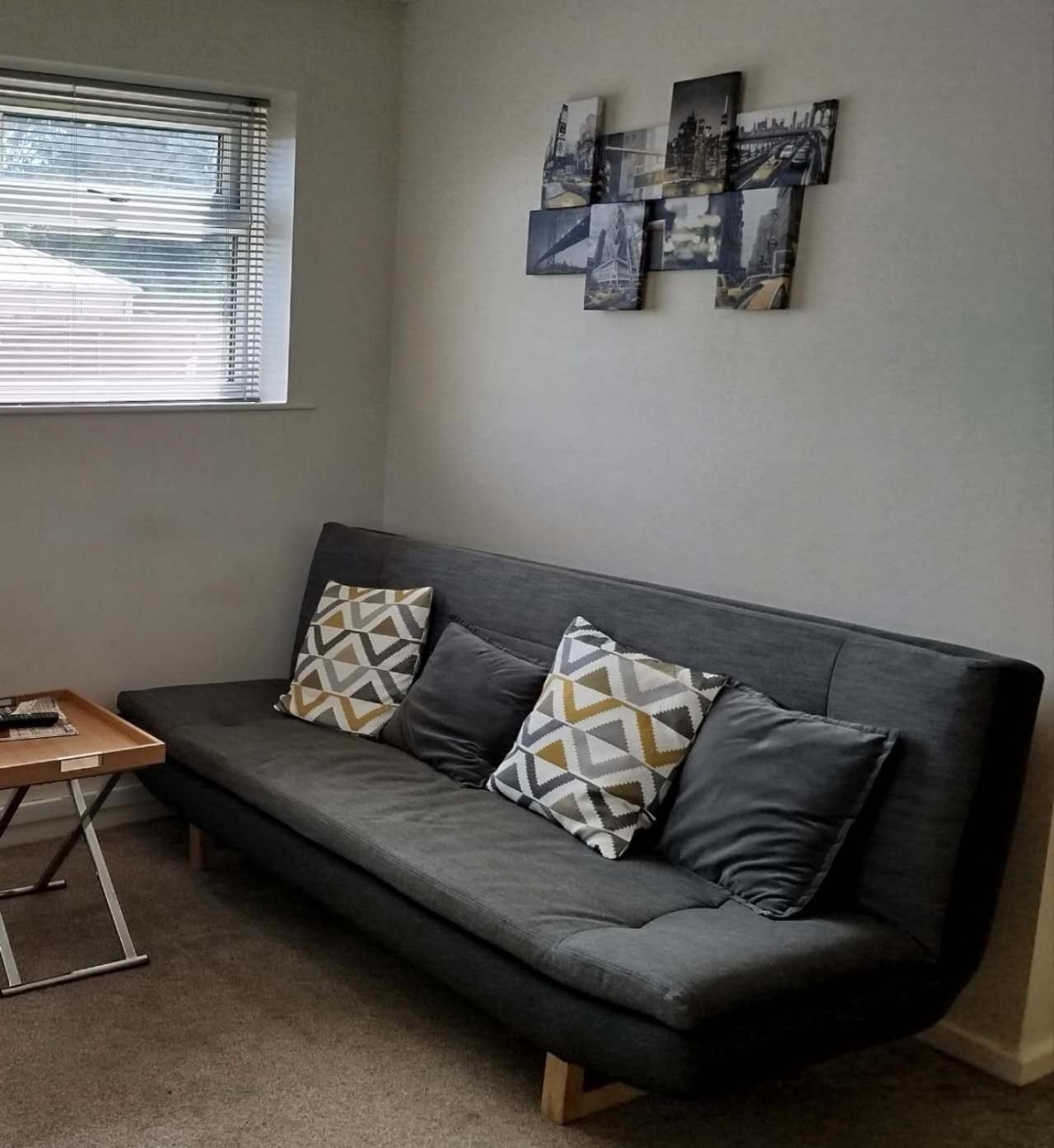 Cozy One Bedroom Holiday With Free Parking
